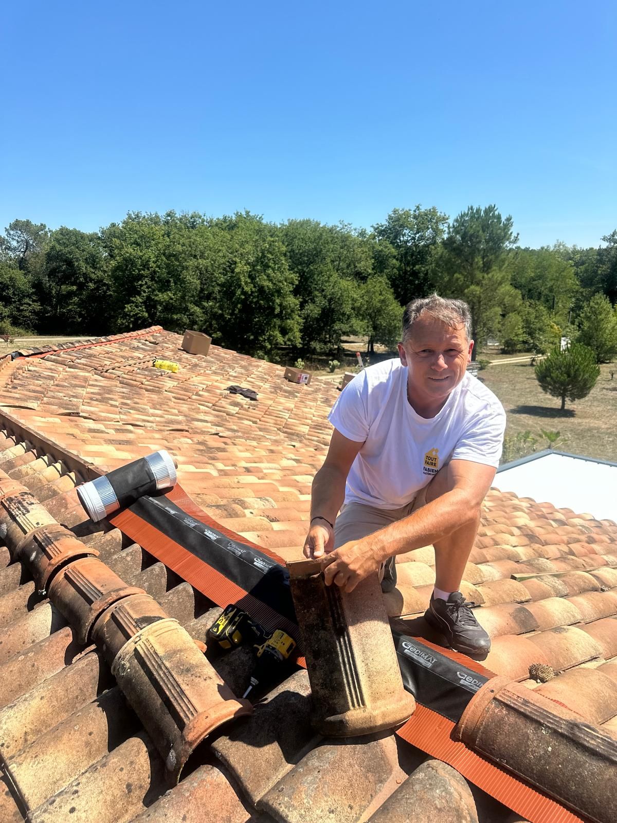 Un artisan d’Altitude Couverture sur une toiture