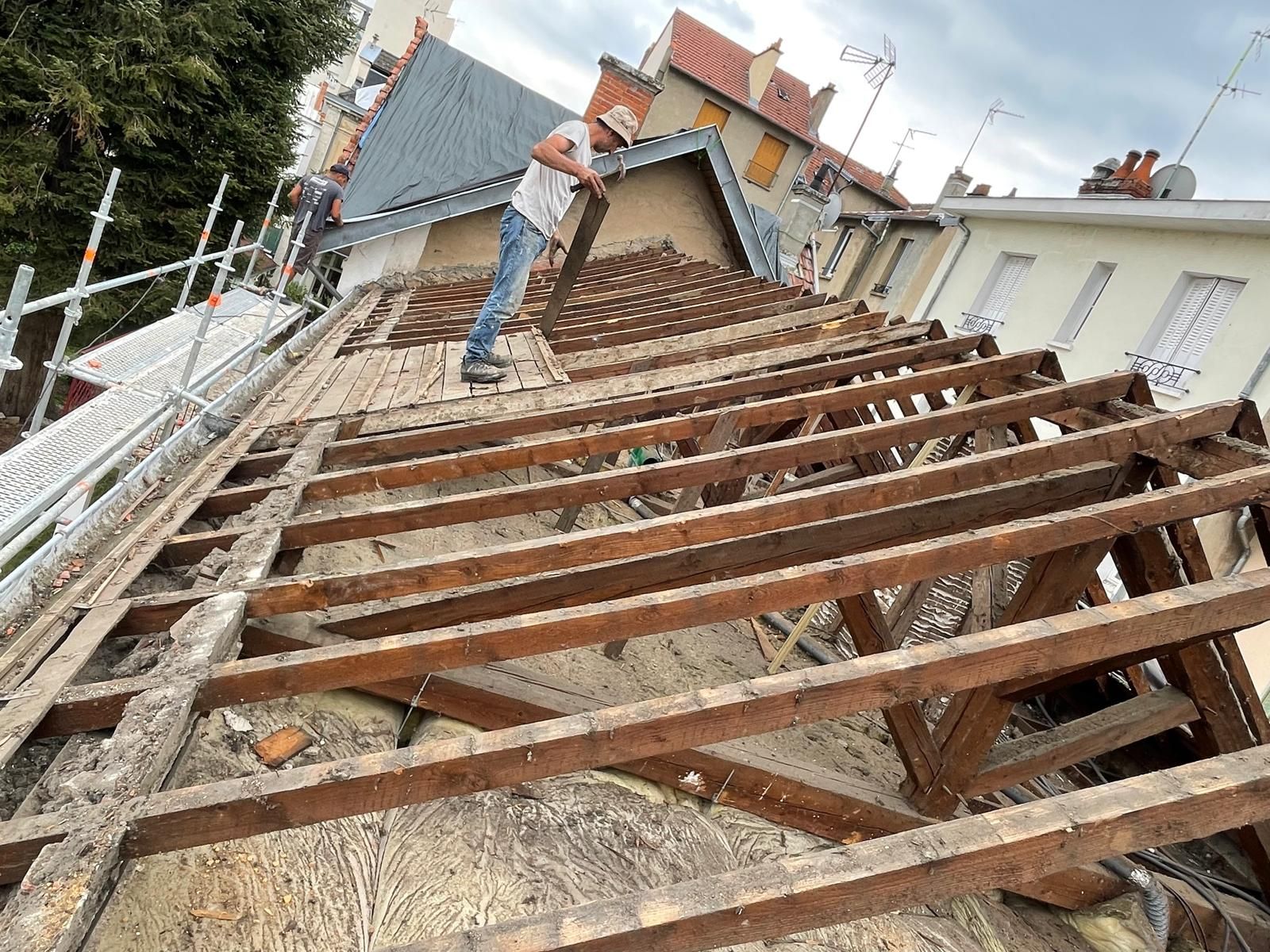 Ancienne charpente à chevrons apparente pendant des travaux