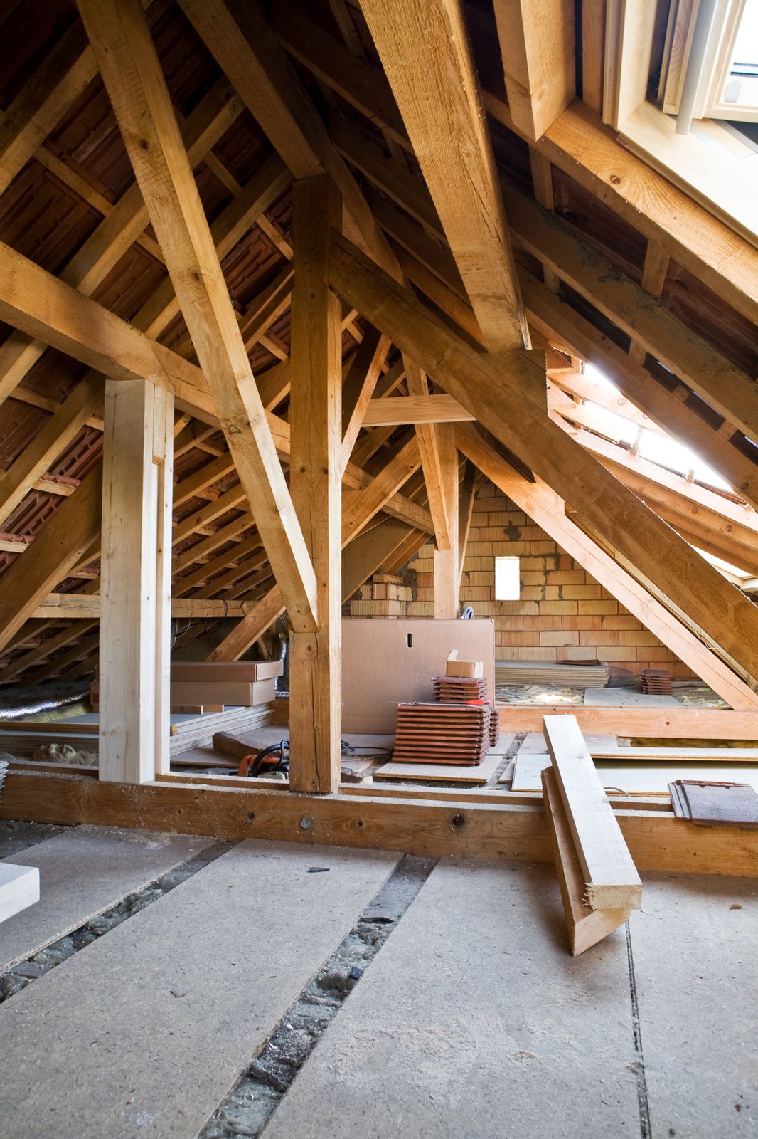 Charpente traditionnelle en bois vue de l’intérieur des combles