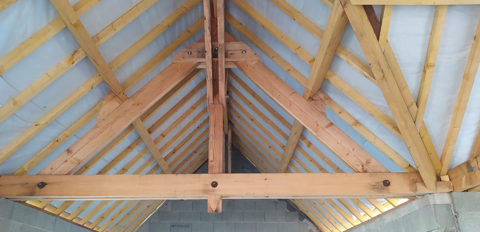 Fermes de charpente en bois vues de l’intérieur