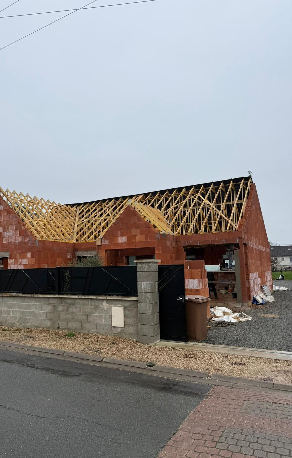 Charpente industrielle en fermettes sur une maison en construction