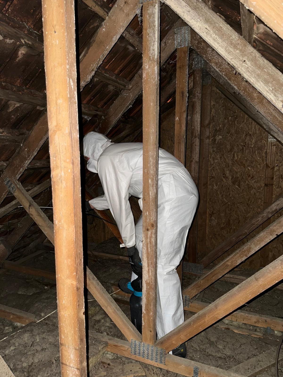 Intervention en combinaison de protection dans des combles