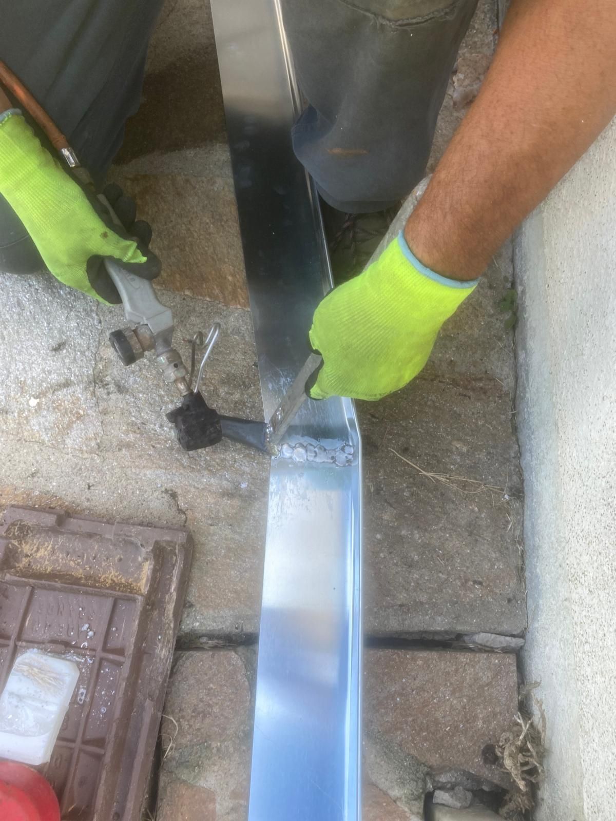 Pose d’une descente et d’un coude en zinc