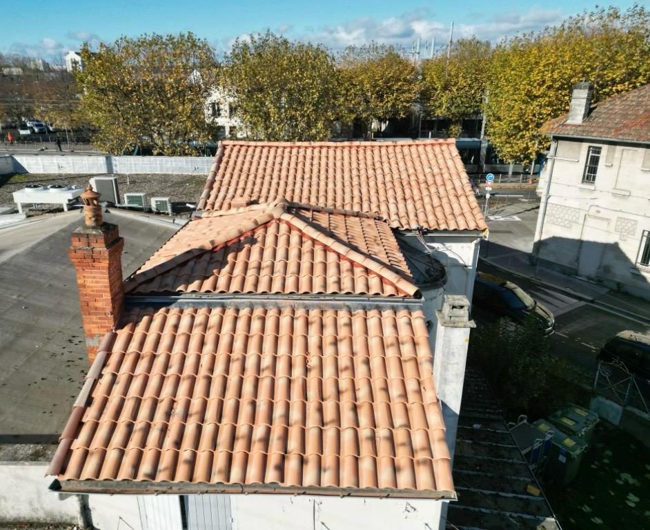 Vue de drone de toitures en tuiles inspectées par Altitude Couverture