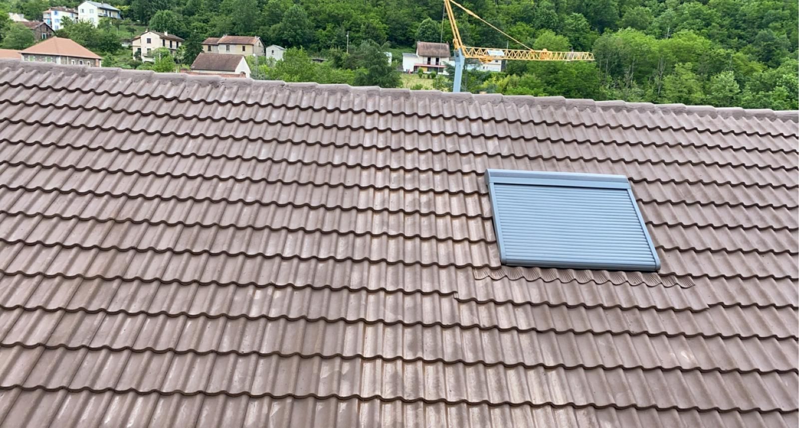 Toiture en tuiles et fenêtre de toit vues d’en haut