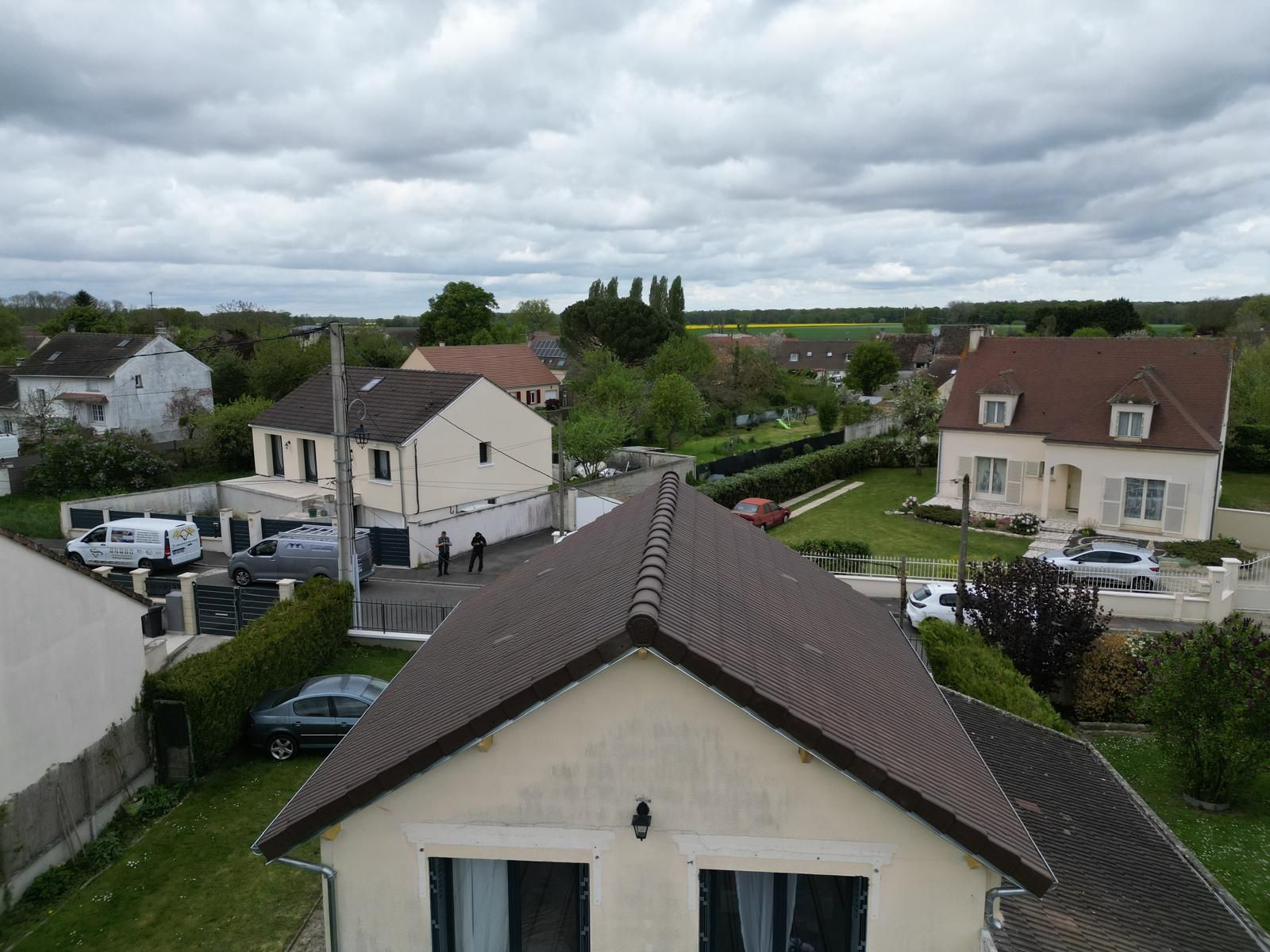 Vue aérienne d’une maison et de sa toiture en tuiles