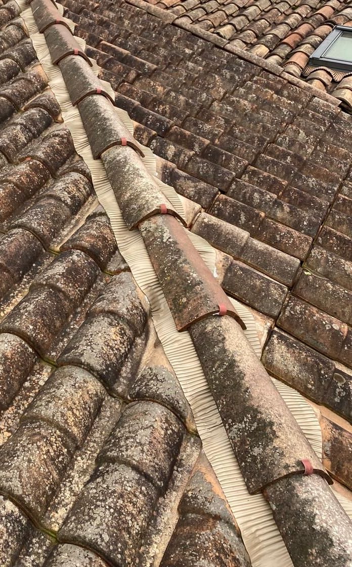 Faîtage ancien en tuiles à remettre en état