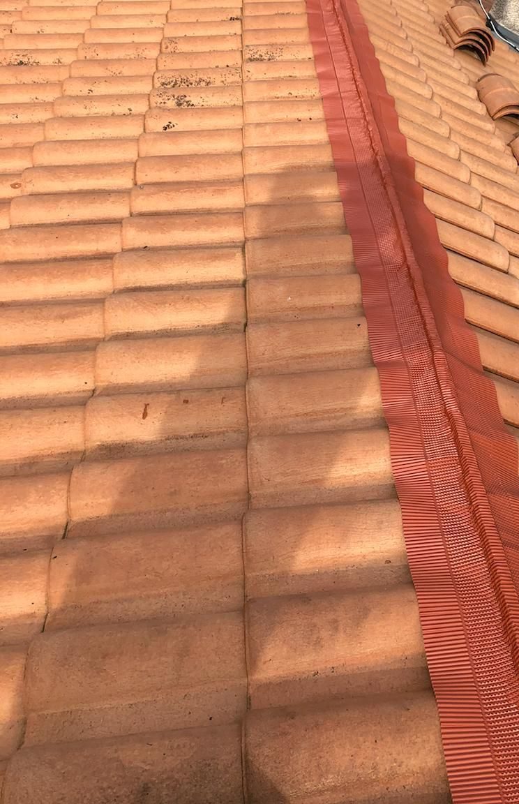 Faîtage d’une toiture en tuiles avec bande de finition