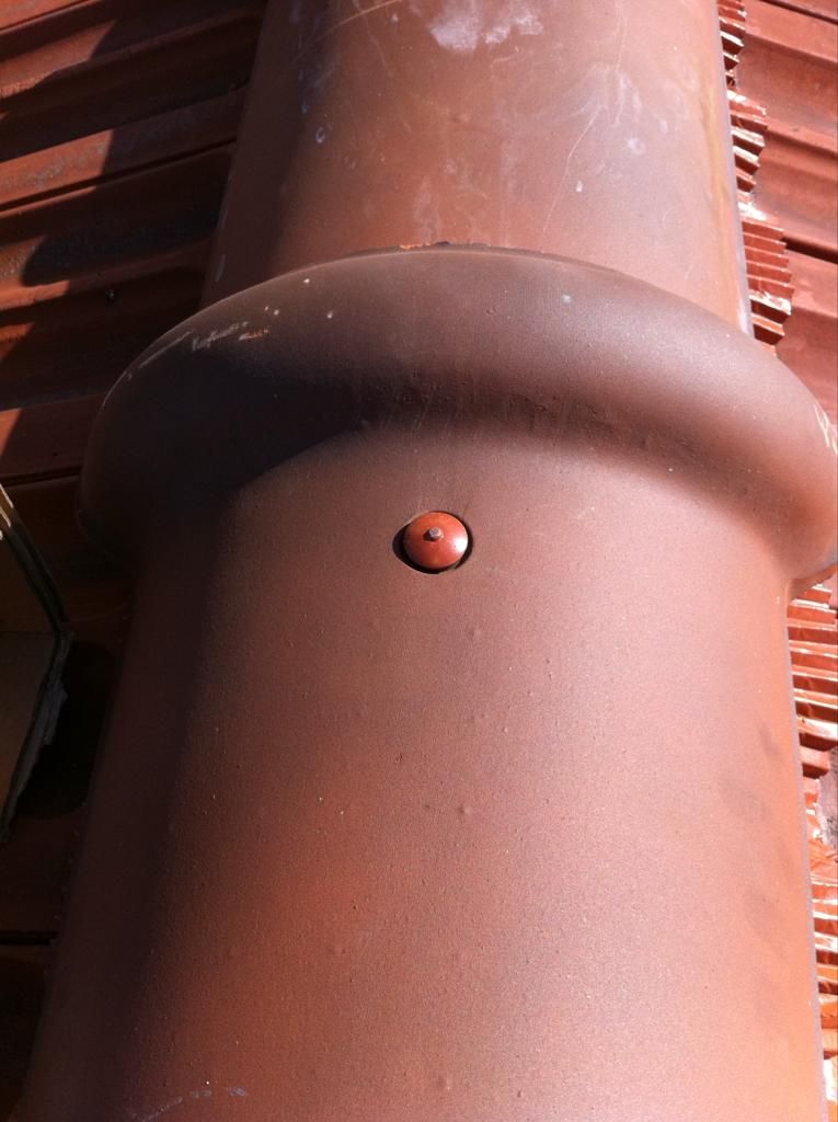 Détail d’une faîtière et de sa fixation