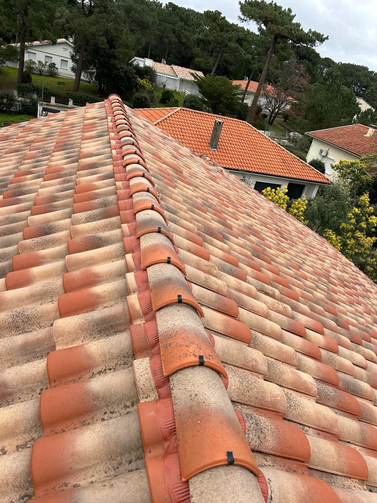 Faîtières en tuiles sur une toiture vue d’en haut