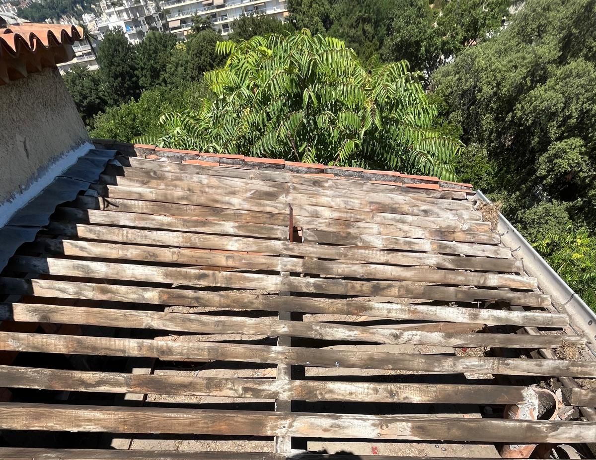 Anciens liteaux déposés sur une toiture