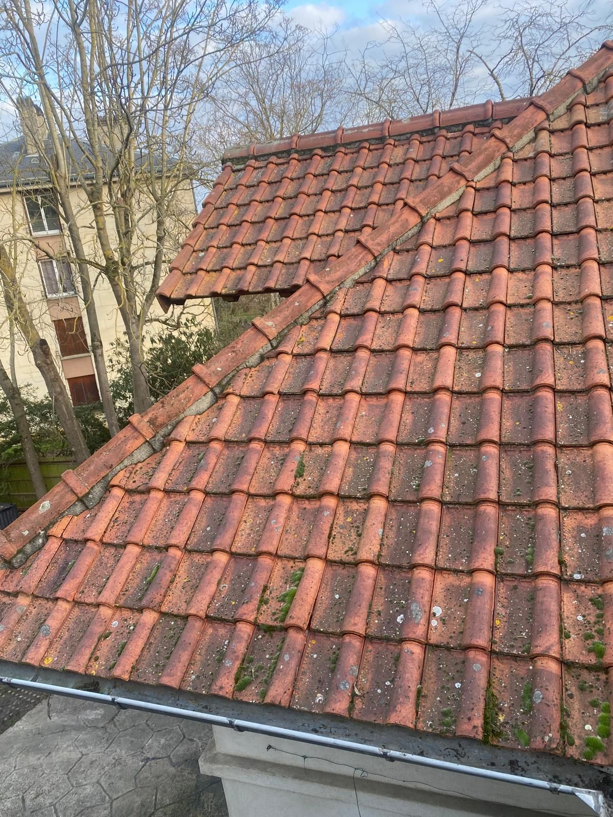 Noue et gouttière en zinc sur une toiture en tuiles