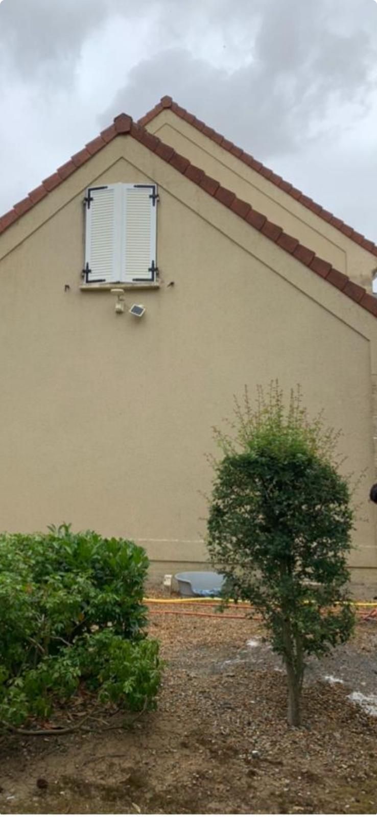 Pignon d’une maison avec rive en tuiles
