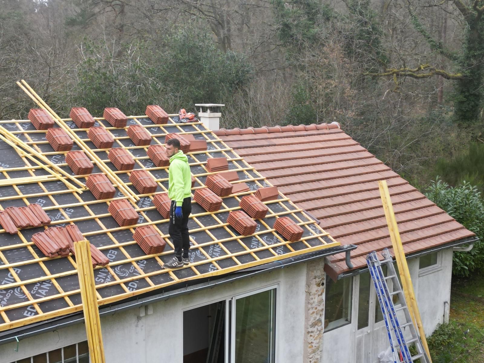 Pose d’une couverture neuve en tuiles en cours de chantier