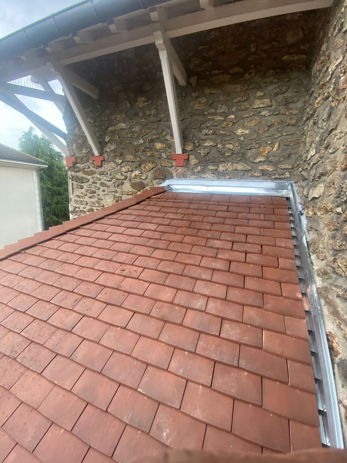 Solin en zinc au bord d’une toiture en tuiles