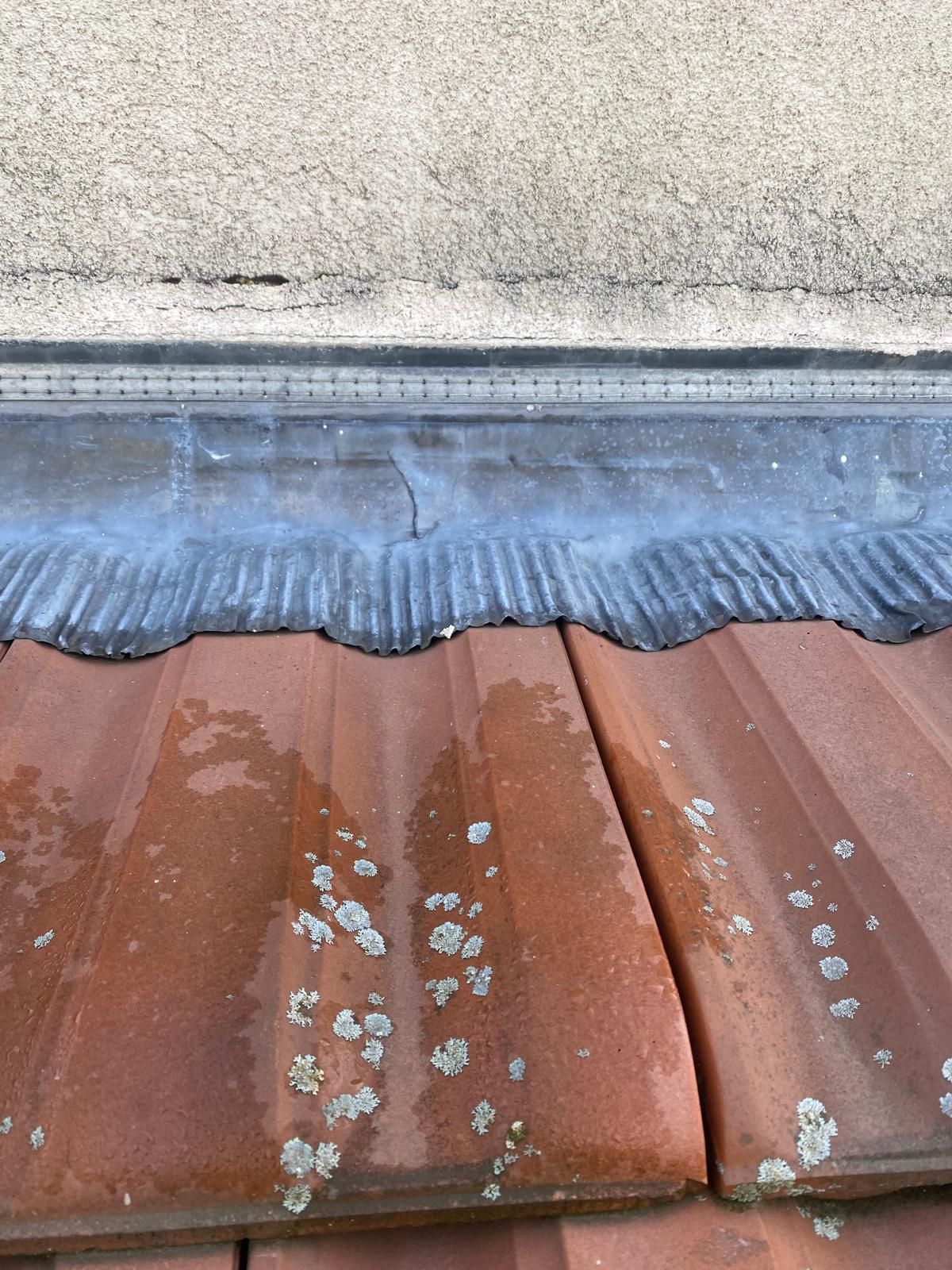 Détail d’un solin contre un mur