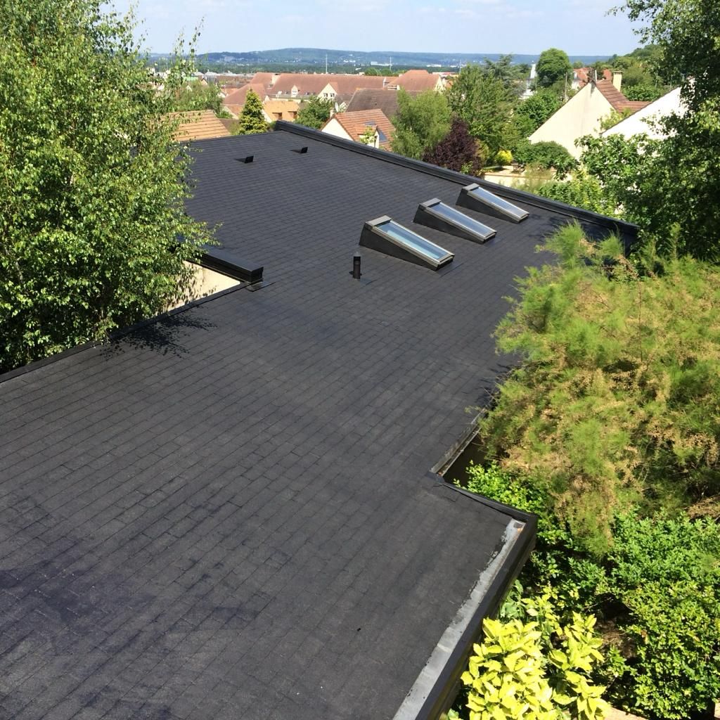Toit plat avec revêtement d’étanchéité et fenêtres de toit
