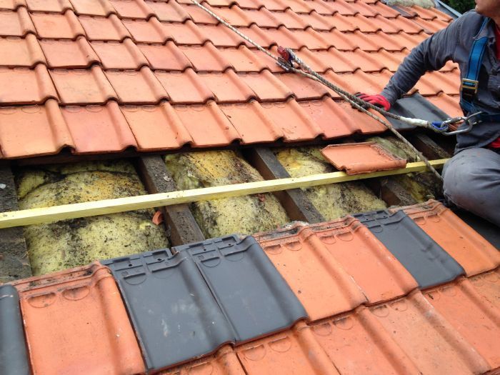 Détail de tuiles remplacées sur une toiture