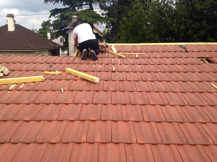Remplacement de tuiles sur une toiture en terre cuite