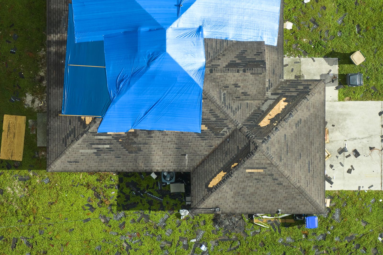 Vue aérienne d’une toiture protégée par une bâche bleue
